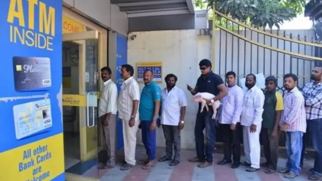 Aktor India, Ravi Babu, membawa babi ke bank.