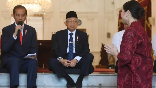 Presiden Joko Widodo (kiri) didampingi Wakil Presiden Ma'ruf Amin (tengah) memperkenalkan Wakil Menteri Pariwisata dan Ekonomi Kreatif Angela Tanoesoedibjo di Istana Merdeka, Jumat (25/10).