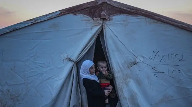 إحدى الأسر السورية النازحة إلى إدلب بسبب الحرب