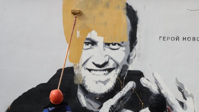 Санкт-Петербург. Закрашивание граффити с изображением Алексея Навального