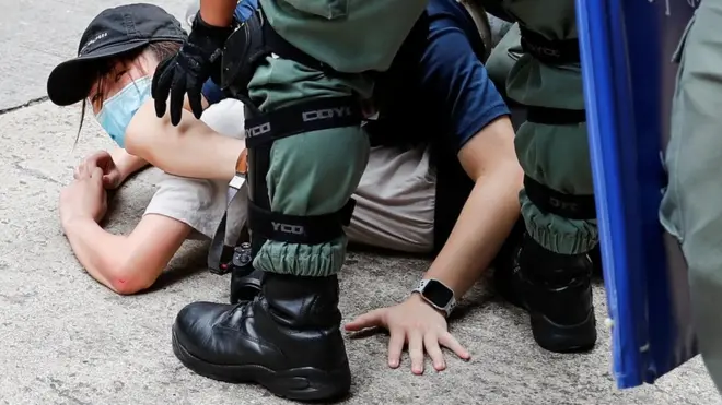 Sebanyak 10 orang ditahan dengan tuduhan melanggar undang-undang baru tersebut, termasuk seorang pria dengan bendera pro-kemerdekaan. Sekitar 360 lainnya ditahan dalam aksi yang tidak diizinkan itu.