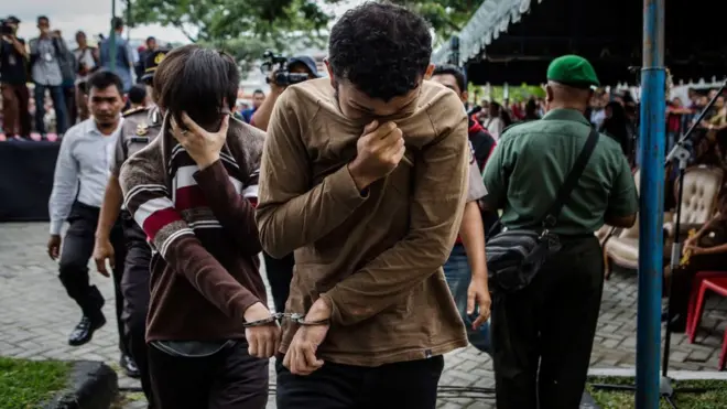 Kedua terpidana hubungan seks sesama jenis tiba di tempat pencambukan.