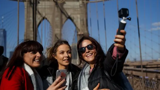 نساء يتصورن