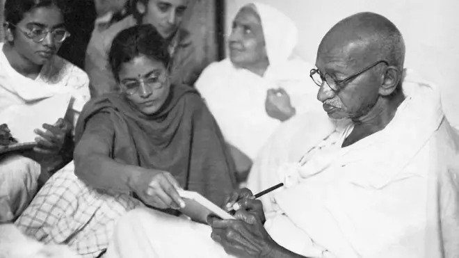 గాంధీతో మనూ గాంధీ