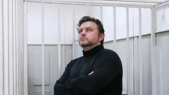 По версии СКР Белых получил взятку в 400 тысяч евро, сам он вину отрицает