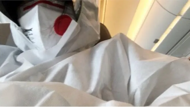 全身防護服的留學生登上回中國的飛機