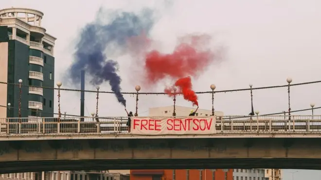 Акция в поддержку Сенцова была на мосту через озеро Сайсары