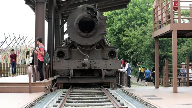남북은 지난 8월 판문점에서 열린 '남북철도협력 분과회담‘을 통해 다음 달부터 끊어졌던 남북 철도를 연결하고 현대화를 위한 공동연구 조사단을 꾸리기로 협의했다. 사진은 지난 8월 27일 파주시 임진각에서 촬영된 한국전쟁때 폭격 맞은 기차
