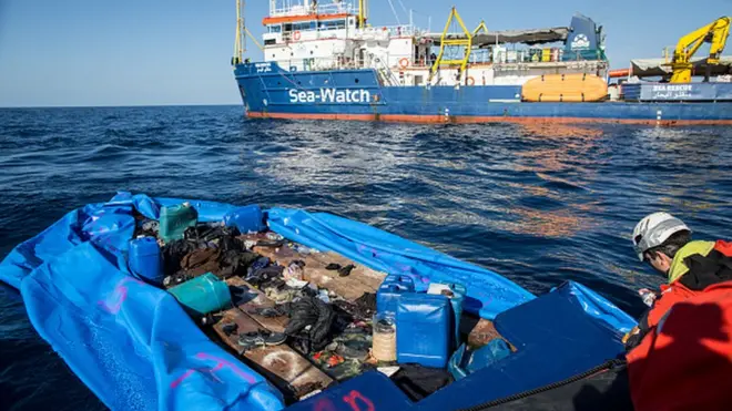 Alman yardım kuruluşu Sea Watch, İtalya açıklarında batan teknedeki göçmenleri kurtarmak için çalışıyor.