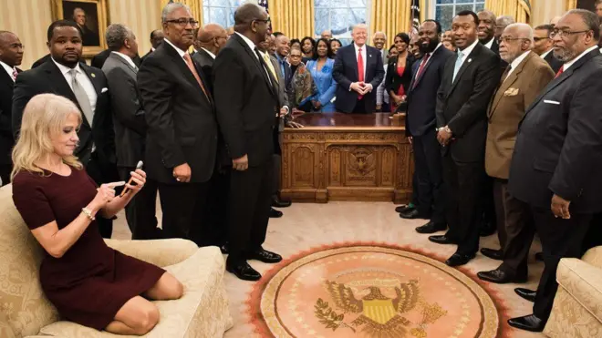 Foto penasihat senior Gedung Putih, Kellyane Conway yang tengah duduk di atas sofa di ruang Oval menuai kritikan di dunia maya.
