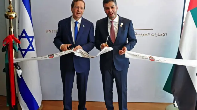 سفير الإمارات محمد الخاجة والرئيس الإسرائيلي اسحق هرتزوغ