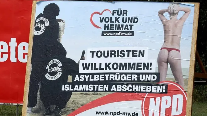 "Туристы - добро пожаловать! Лжебеженцев и исламистов - депортировать! За народ и Родину!", - гласит плакат Национал-демократической партии Германии