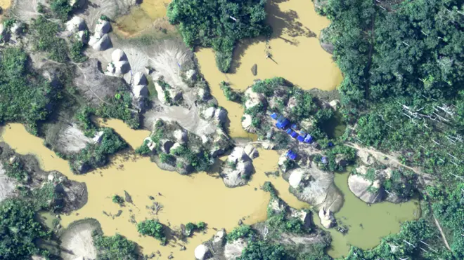 "Es lamentable lo que sucede. Hemos filmado en áreas donde no hay concesiones mineras, es un trabajo ilegal y se ve el daño a la ecología", señaló a BBC Mundo el teniente general José Davis Molina de la Fuerza Aérea del Perú, FAP.