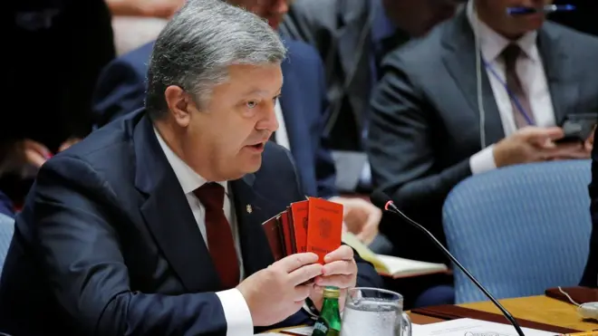 Петро Порошенко продемонстрував паспорти, які буцімто належать російським офіцерам, назвавши це "беззаперечним доказом" російської агресії на Донбасі.