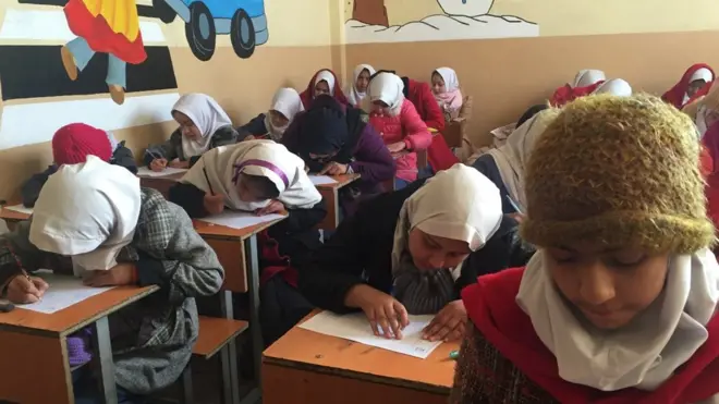 د دې ښوونځیو نیمايي برخه زدکوونکي نجونې دي.