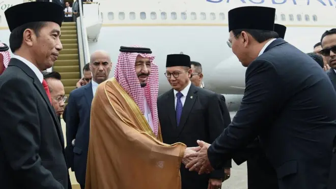 Raja Salman tiba di Bandara Halim Perdanakusuma, Jakarta.