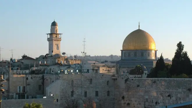 Israel ingin menjadikan seluruh wilayah Yerusalem sebagai ibu kota; otorita Palestina menetapkan Yerusalem Timur sebagai ibu kota negara Palestina di masa depan.