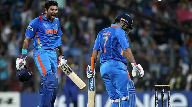 महेंद्र सिंह धोनी ने छक्का लगातार जीता 2011 विश्व कप का फ़ाइनल, तस्वीर में जीत के बाद जश्न में युवराज सिंह