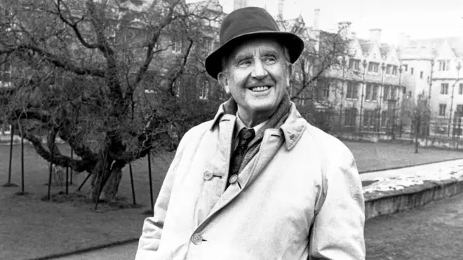 J.R.R. Tolkien se tornou mundialmente conhecido pela trilogia 'O Senhor dos Anéis'