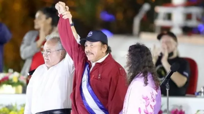 Ortega junto al presidente de la Asamblea Nacional, Gustavo Porras, y su esposa, Rosario Murillo.