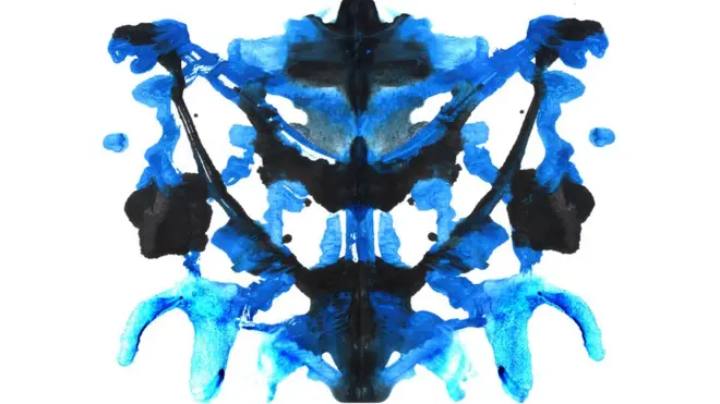 El test cuenta con 10 manchas: 5 en color y 5 en blanco y negro.