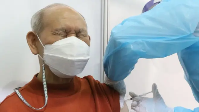 부산 남구에 마련된 예방접종센터에서 대상자가 백신을 맞고 있다