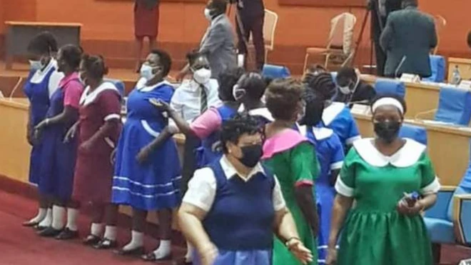 Abadepite bambaye imyenda y'abanyeshuri