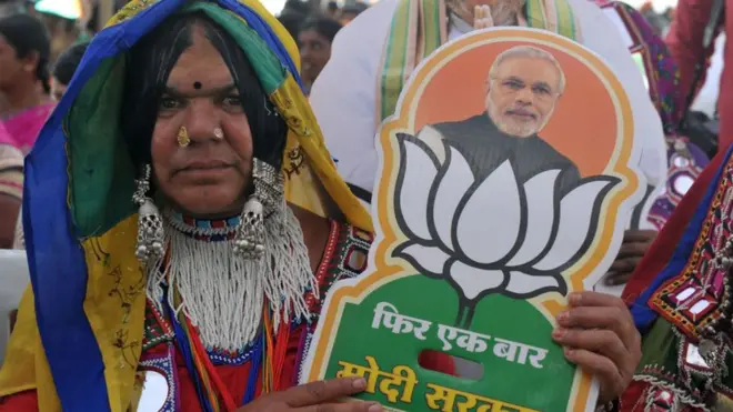 Başbakan Narendra Modi'nin resmini taşıyan Hindistanlı kadın