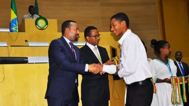 ኢዘዲን ካሚል ካብ ቀዳማይ ሚኒስተር ምስክር ወረቐት እናተረከበ