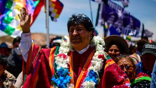 Evo Morales volvió a Bolivia un año después de que fue orillado a refugiarse en el exterior.