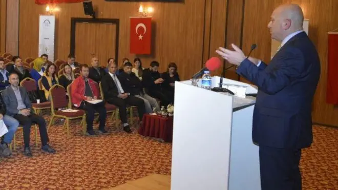 kara Üniversitesi Dil ve Tarih-Coğrafya fakültesi Tiyatro Bölümü öğretim görevlisi Süreyya Karacabey son KHK'lar ile görevden ihraç edilen akademisyenler arasında.