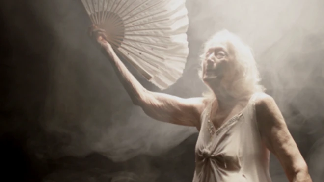 تبلغ الأسترالية أيلين كرامر 106 أعوام ولا تزال تقدم عروضا راقصة.