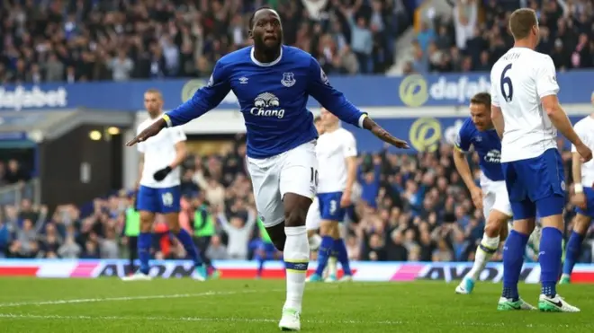 مهاجم إيفرتون لوكاكو سجل هدفين خلال المباراة