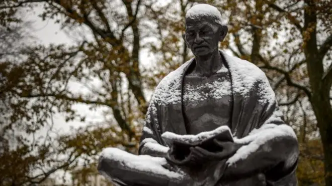 ગાંધીજીની આત્મકથાની પ્રથમ આવૃતિ 1927માં પ્રકાશિત થઈ હતી