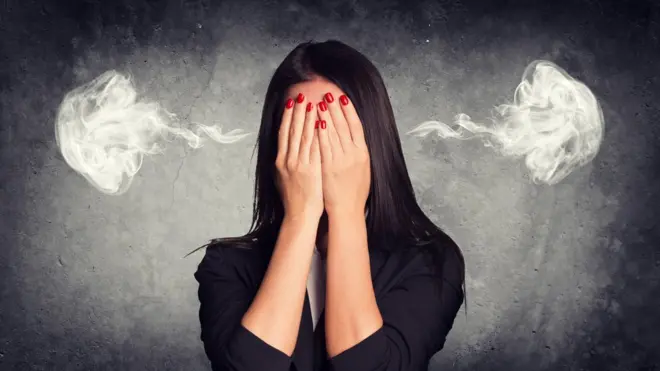 Mujer echando humo por las orejas