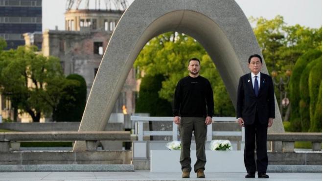 ゼレンスキー大統領は岸田首相とともに、原爆死没者慰霊碑に献花した（21日、広島）