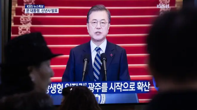 문 대통령 신년사 지켜보는 시민들