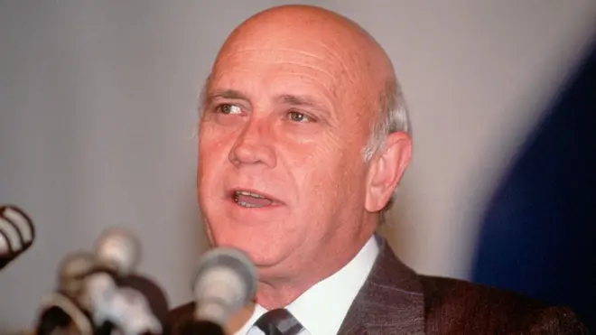 Durante su gobierno, F.W. de Klerk desmanteló el programa de armas nucleares de Sudáfrica y puso fin al apartheid.