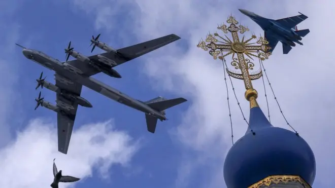 Su-35S và Tu-95 của Nga trong ngày duyệt binh