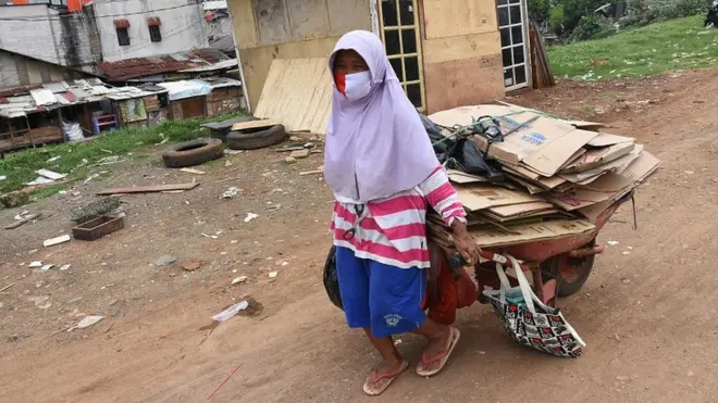 Seorang perempuan mengangkut tumpukan kardus di kawasan Menteng Pulo, Jakarta, 17 Oktober 2020. Institute for Development of Economics and Finance (Indef) memproyeksikan angka kemiskinan di Indonesia akan naik pada periode September 2020 yakni jumlah penduduk miskin naik 1,63 juta jiwa atau 0,56 persen selama masa pandemi.