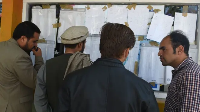 یو شمېر څارونکو بنسټونو هم د جمعې پر ورځ 'دسمبر اوومه' په یوه ګډه غونډه کې د ټاکنیزو شکایتونو له کميسیونه وغوښتل چې اوسنیو شرایطو ته په کتو پر خپله پرېکړه له سره غور وکړي.