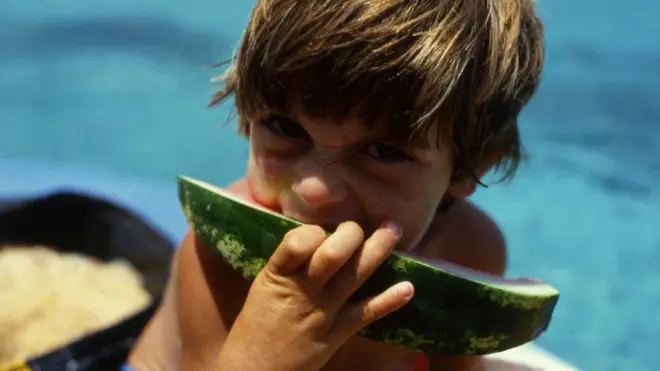 Dečak jede lubenicu