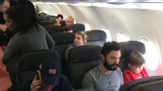 Putri presiden terpilih, Ivanka Trump tidak menanggapi teriakan penumpang dalam pesawat, kata para saksi mata.
