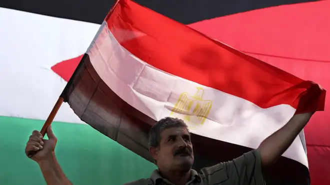 فلسطيني يحتفل بالمصالحة في غزة