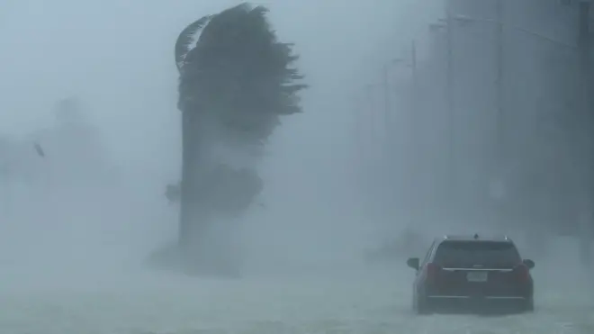 Sebagian wilayah yang dilalui Badai Irma telah terendam air, termasuk di North Fort Lauderdale Beach Boulevard ini.