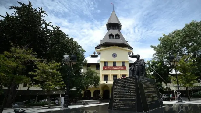 ตึกโดม-ที่ทำงานของผู้ประศาสน์การ กลายเป็นฐานของขบวนการใต้ดิน "เสรีไทย" ในช่วงสงครามโลกครั้งที่ 2 และยังเปรียบเสมือน "ดินสอ" คอยจารึกประวัติศาสตร์ของชาวธรรมศาสตร์