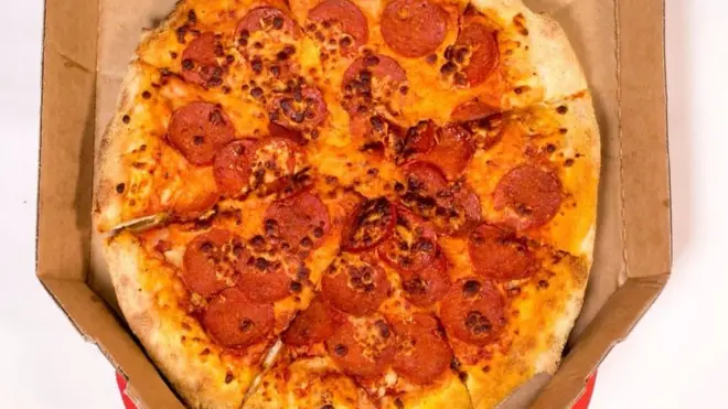 الولايات المتحدة تفرض رسوما جمركية على واردات الفولاذ من كندا والمكسيك والاتحاد الأوروبي. وكندا تعلن أنها سترد بالمثل وستزيد على ذلك بفرض رسوم على منتجات أخرى مثل البيتزا والمربى.