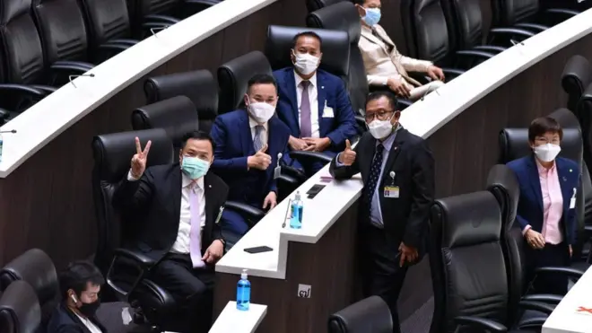 นายอนุทิน ชาญวีรกูล ลงจากบัลลังค์ ครม. มานั่งพูดคุยกับลูกพรรคของเขากลางสภา เมื่อ 2 มิ.ย.