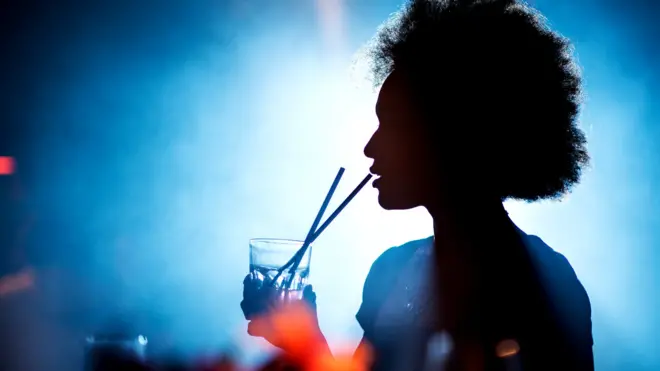 Девушка с коктейлем в баре