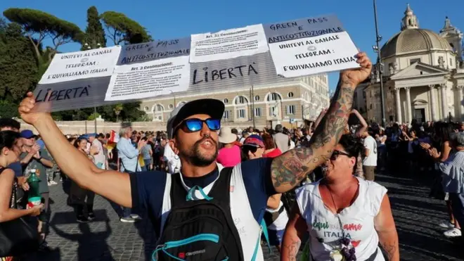 İtalya'da Covid sertifikası uygulamasının protesto edildiği bir gösteri